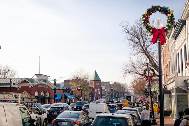 Washington DC neighborhood image credit bluestork/Shutterstock.com