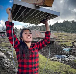 Master trainer Juana carries solar panel herself during lessons. Image credit Barefoot College Guatemala Master trainer Juana carries solar panel herself during lessons. Image credit Barefoot College Guatemala